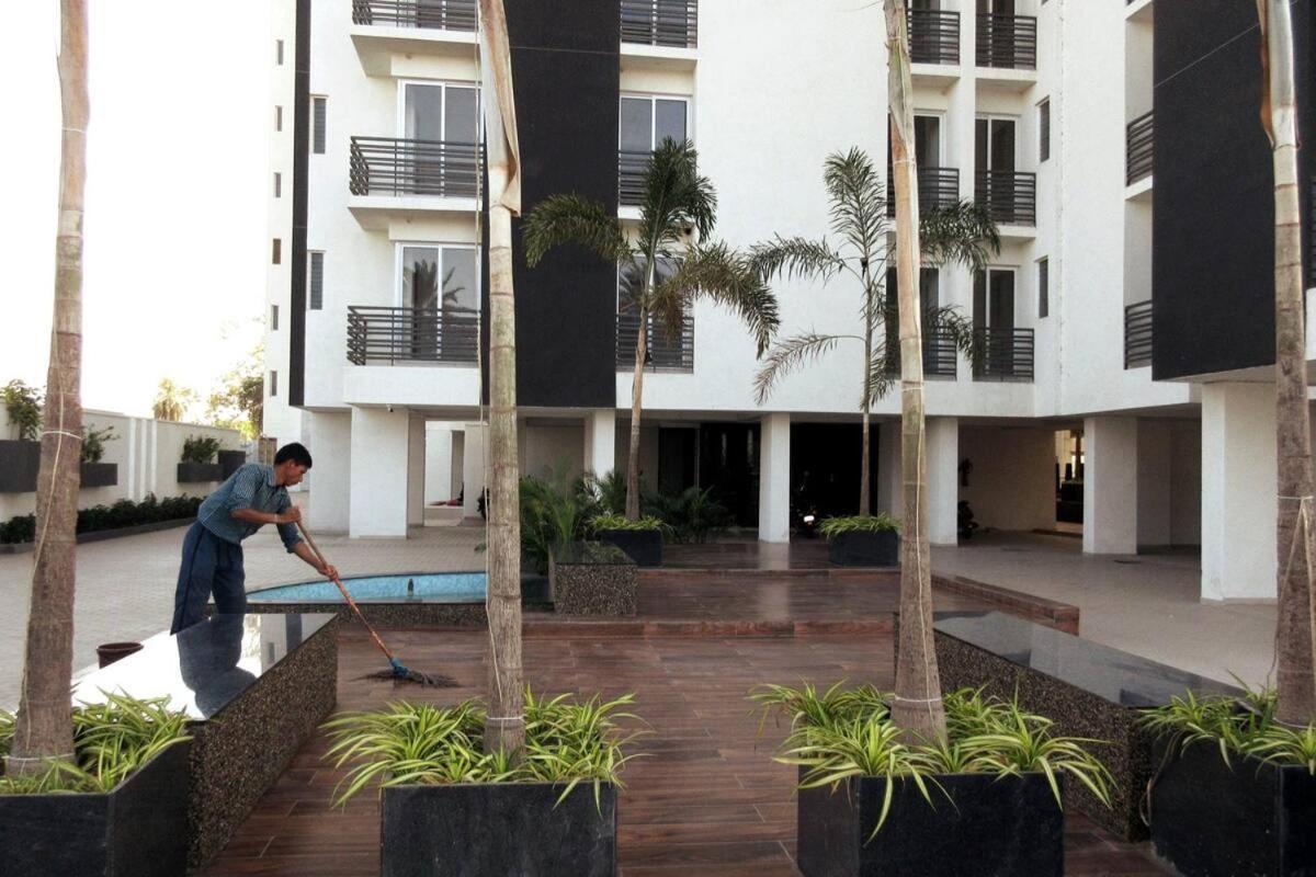راجكوت 7 Seasons Palm Suite With Sky Orbit, Balcony, Swimming Pool, Wifi, Playground المظهر الخارجي الصورة