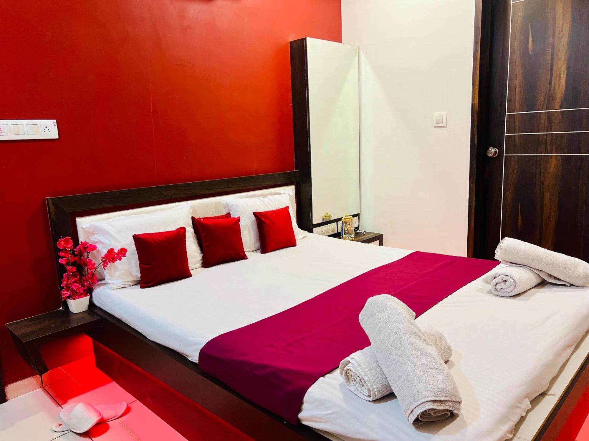 راجكوت 7 Seasons Palm Suite With Sky Orbit, Balcony, Swimming Pool, Wifi, Playground المظهر الخارجي الصورة