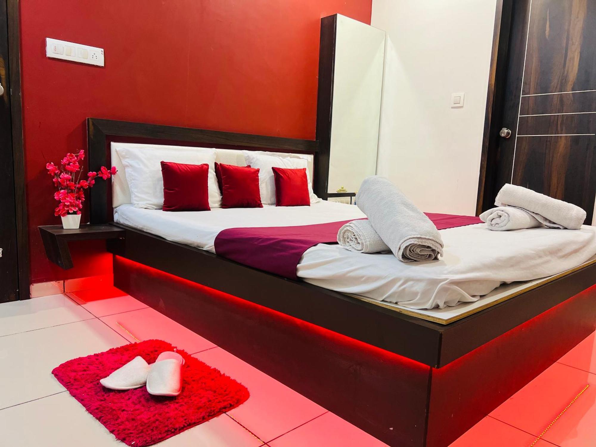 راجكوت 7 Seasons Palm Suite With Sky Orbit, Balcony, Swimming Pool, Wifi, Playground المظهر الخارجي الصورة